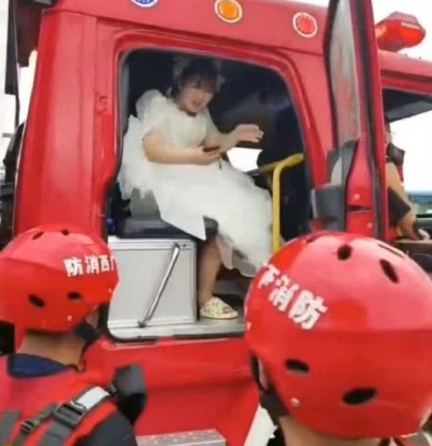 Cô dâu may mắn nhận được sự giúp đỡ của những người lính cứu hỏa. Ảnh chụp màn hình