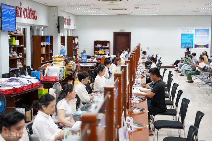 Công chức Đà Nẵng giải quyết thủ tục hành chính cho người dân tại Bộ phận 1 cửa, tháng 5/2023. Ảnh: Nguyễn Đông