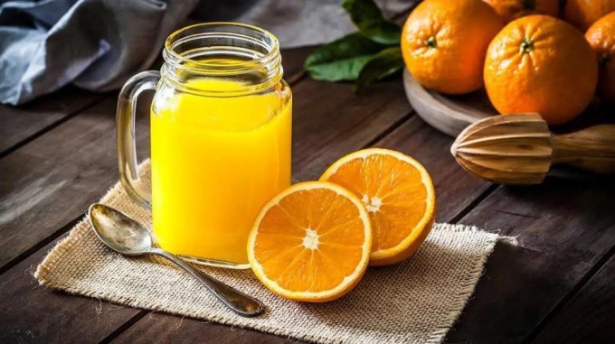 Nước cam ép cung cấp vitamin C, giúp chống nắng, chống già hiệu quả.