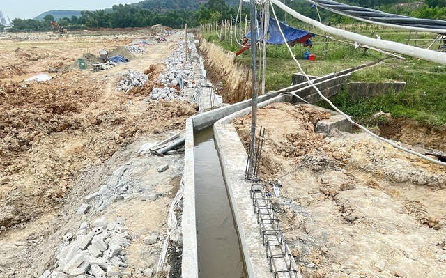Hiện trạng kênh thủy lợi đã được cải dịch đảm bảo thông dòng nước phục vụ tưới tiêu cho dân (Ảnh chụp hôm 18-6)