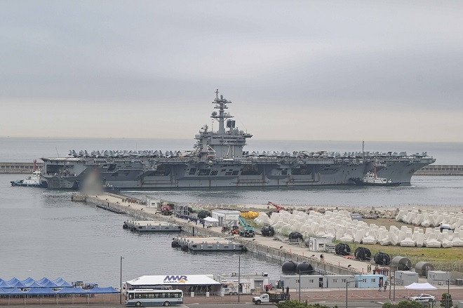 Tàu sân bay USS Theodore Roosevelt của Mỹ cập cảng hải quân ở Busan, Hàn Quốc. Ảnh: Yonhap