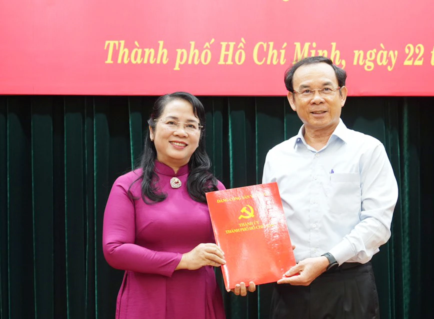 Bí thư Nguyễn Văn Nên đã trao quyết định của Ban Bí thư về việc chuẩn y bà Trần Kim Yến giữ chức vụ chủ nhiệm Ủy ban kiểm tra Thành ủy TP.HCM, nhiệm kỳ 2021-2026.