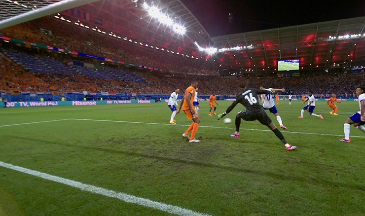 Tình huống gây tranh cãi trong trận đấu giữa Hà Lan và Pháp