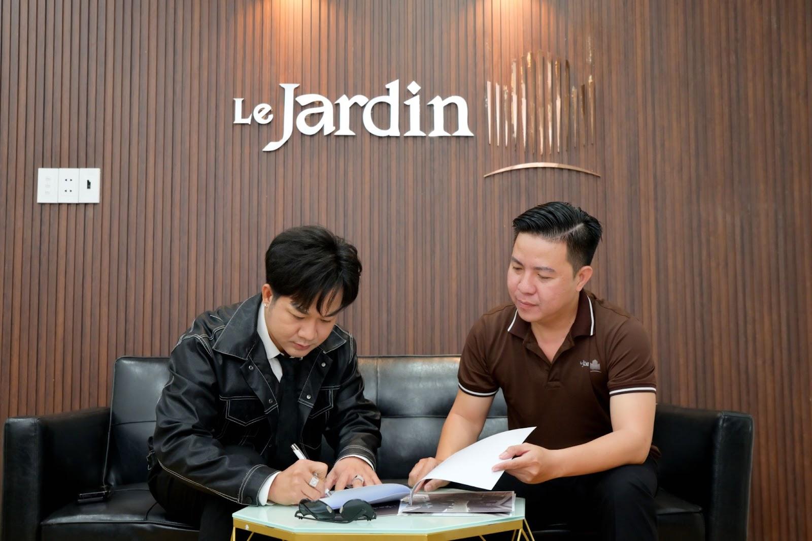 Ca sĩ Quách Tuấn Du ký hợp đồng “chốt deal” với đại diện Le Jardin House.
