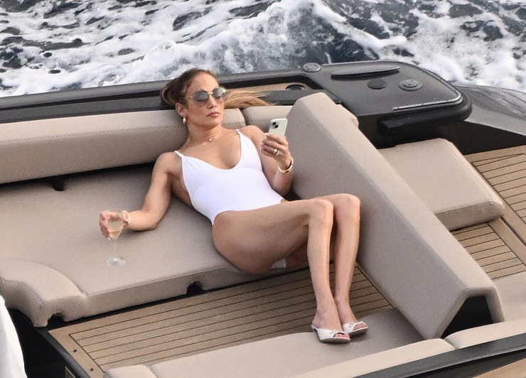 Jennifer Lopez khoe vóc dáng kinh ngạc ở tuổi 55 - 9