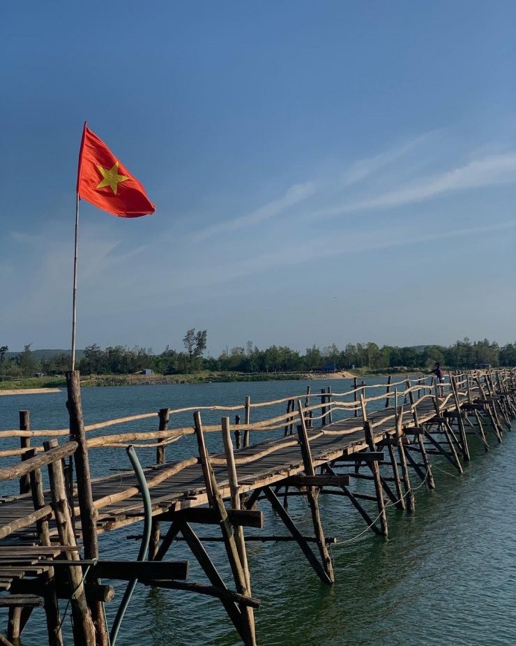 Cây cầu ở Phú Yên làm hoàn toàn từ gỗ, du khách 'thót tim' lái xe băng qua - 3