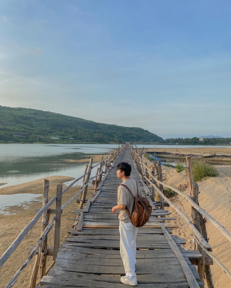 Cây cầu ở Phú Yên làm hoàn toàn từ gỗ, du khách 'thót tim' lái xe băng qua - 7