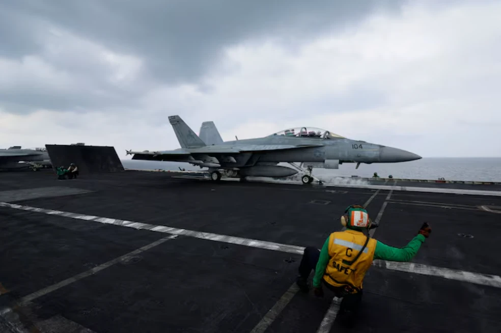 Máy bay chiến đấu F/A-18E Super Hornet được triển khai trên tàu tàu sân bay Eisenhower của Hải quân Mỹ. Ảnh: REUTERS
