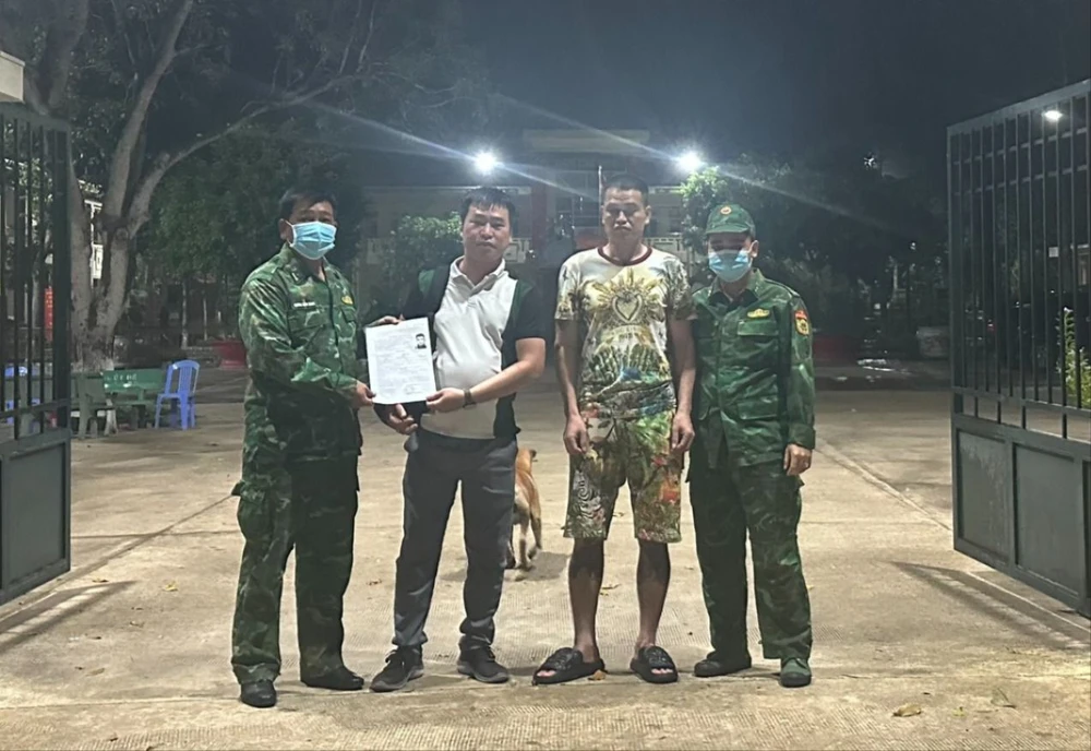 Lực lượng Đồn Biên phòng Mỹ Quý Tây đã bắt được Tuấn khi người này tìm cách lẩn trốn truy nã sang Campuchia.