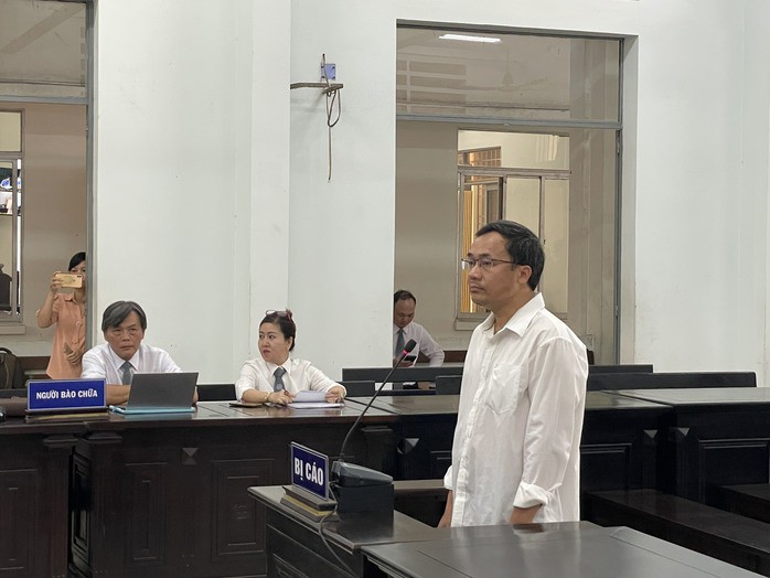 Bị cáo Ngô Duy Bình, Trưởng phòng giao dịch của một ngân hàng ở huyện Diên Khánh (Khánh Hòa), tại phiên tòa sơ thẩm vào tháng 9-2023