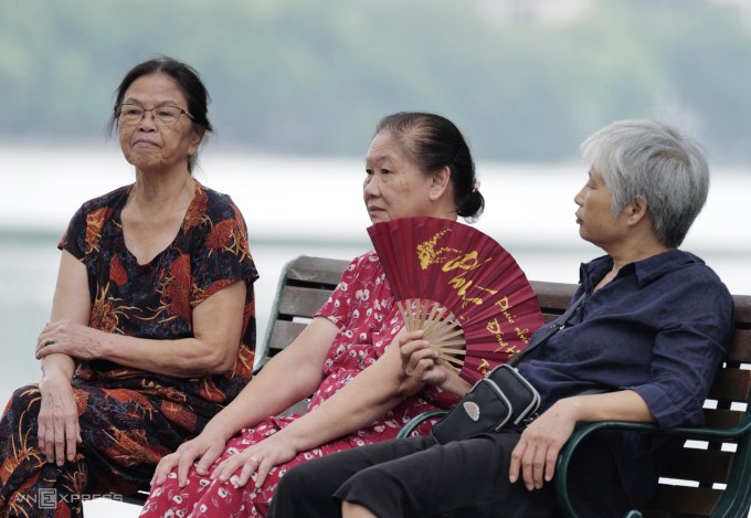 Các cụ bà Hà Nội thư giãn bên Hồ Gươm, tháng 8/2023. Ảnh: Ngọc Thành