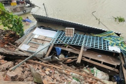 Tin tức trong ngày - Nhiều nhà lọt xuống nước khi nạo vét kênh