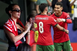 Bóng đá - Rực rỡ Ronaldo: Siêu sao ghi danh lịch sử EURO, được bạn gái &quot;bốc lửa&quot; cổ vũ