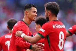 Bóng đá - Ronaldo gây xôn xao thế giới: Chuyền nhiều hơn sút, điều gì khiến CR7 thay đổi?