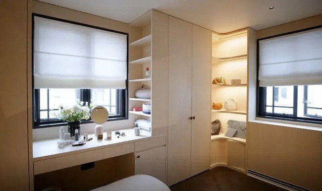 Tại căn nhà này, phòng thay đồ chỉ rộng 12m2 nhưng rất xinh xắn.
