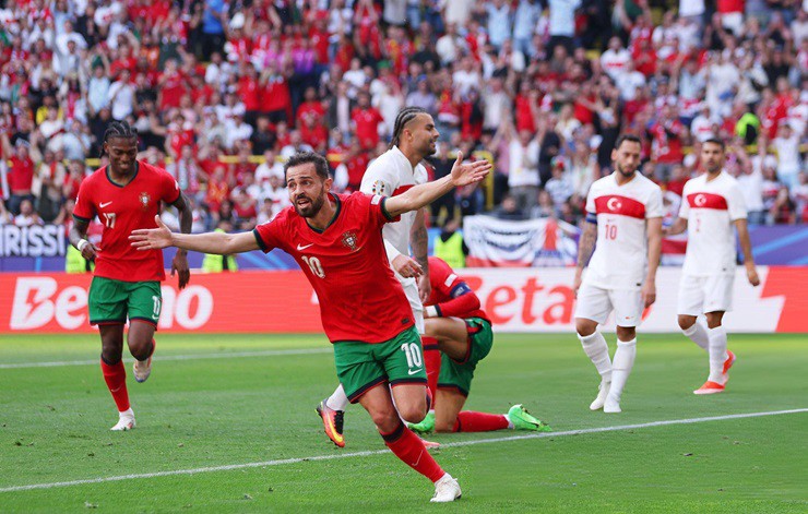 Bồ Đào Nha sớm đi tiếp sau chiến thắng áp đảo 3-0 trước Thổ Nhĩ Kỳ