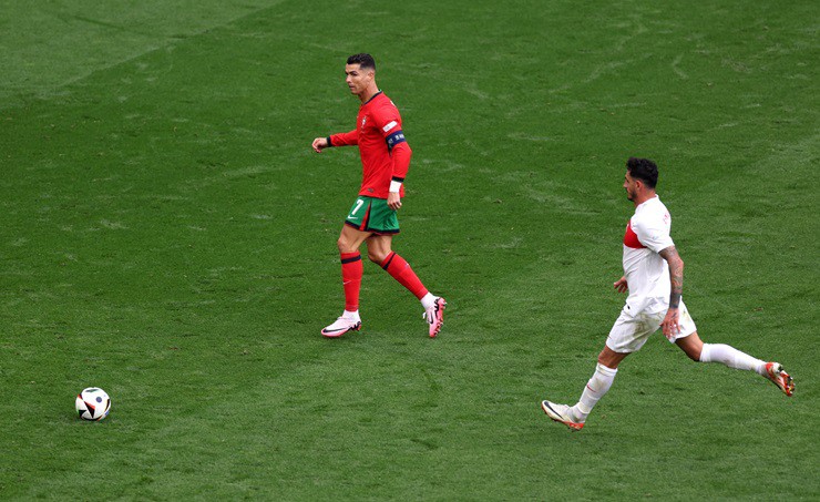 Phút 56, Ronaldo phá bẫy việt vị&nbsp;băng xuống đối mặt và có cơ hội ngon ăn để ghi bàn thắng đầu tiên ở EURO 2024. Nhưng thay vào đó, CR7 quyết định chuyền ngang để Bruno Fernandes dễ dàng đưa bóng vào lưới ấn định chiến thắng 3-0 cho Bồ Đào Nha.