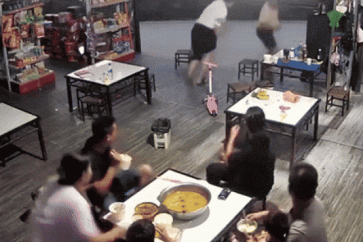 Phi thường - kỳ quặc - Clip: Rắn bò vào nhà hàng khiến thực khách sợ hãi bỏ chạy