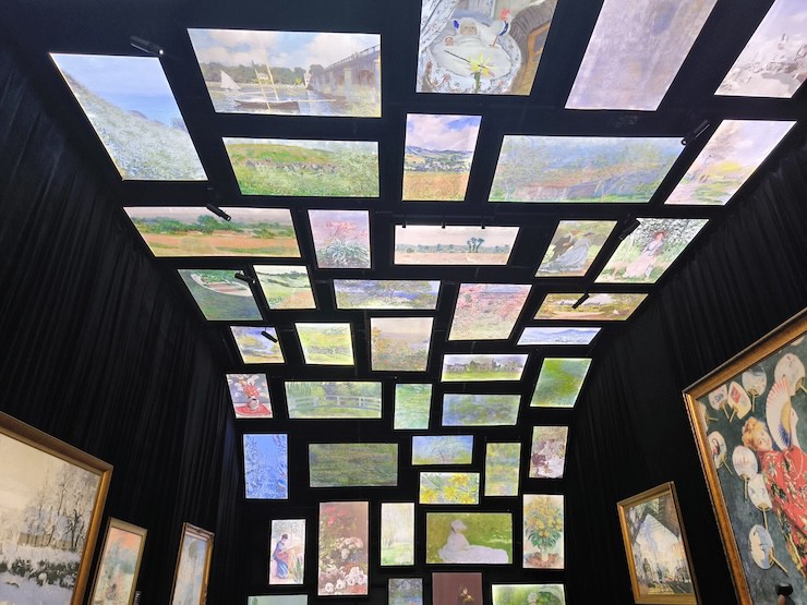 Và cả trên trần tạo nên không gian trải nghiệm thị giác rộng hơn.