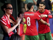 Bóng đá - Rực rỡ Ronaldo: Siêu sao ghi danh lịch sử EURO, được bạn gái &quot;bốc lửa&quot; cổ vũ