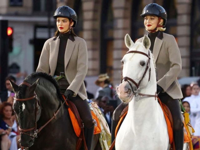 Kendall Jenner, Gigi Hadid cưỡi ngựa trên đường phố Paris