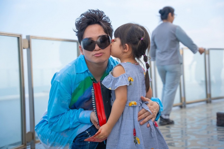 Tùng Dương lên tiếng về tin đồn thân toàn đại gia ngân hàng, viễn thông - 4