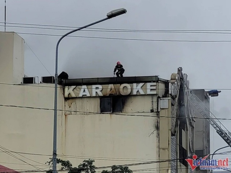 Cảnh sát phòng cháy chữa cháy tìm cách vào trong quán karaoke An Phú từ trên cao. Ảnh: C.H