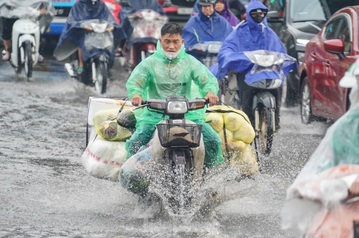 Người Hà Nội chật vật đi làm trong cơn mưa nặng hạt - 11
