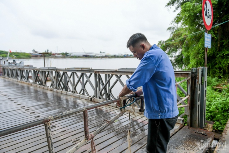 Sự cố bất ngờ trên cầu phao Ninh Cường: Dầm gãy, phương tiện ngừng lưu thông