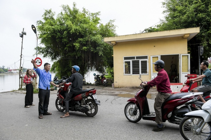 Cầu phao Ninh Cường tại Nam Định đột ngột gãy dầm, nhiều phương tiện giao thông đành quay đầu