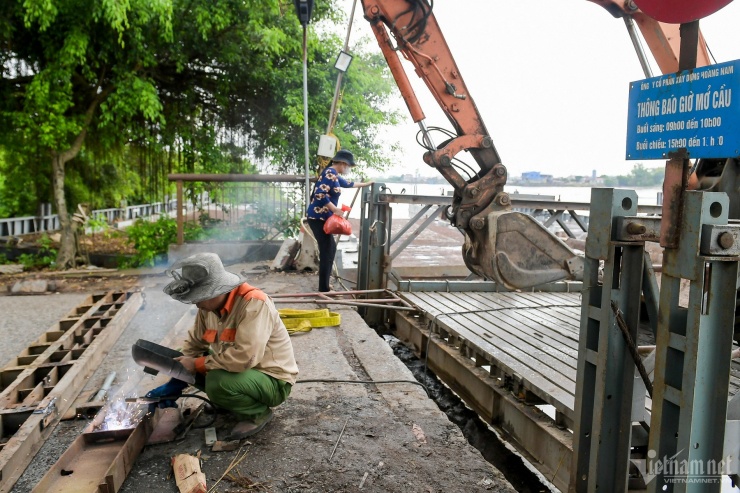 Sự cố bất ngờ trên cầu phao Ninh Cường: Dầm gãy, phương tiện ngừng lưu thông