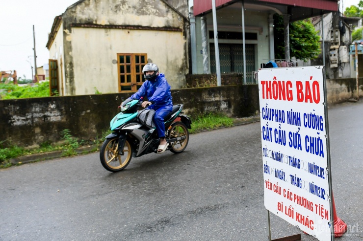 Sự cố bất ngờ trên cầu phao Ninh Cường: Dầm gãy, phương tiện ngừng lưu thông