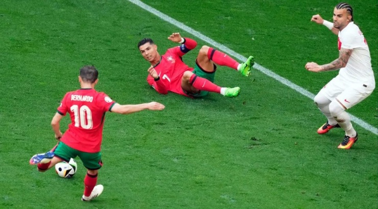 Trong hiệp một, C. Ronaldo đi giày màu xanh lá cây.