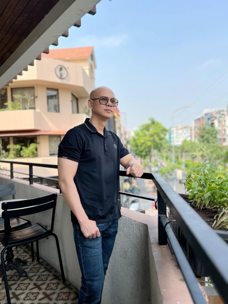 Nam ca sĩ với chiếc đầu trọc "đặc biệt" của showbiz Việt, cuộc sống ở tuổi U50 thành công, viên mãn - 3