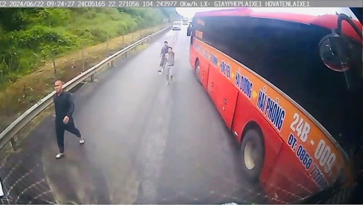Hiện trường các đối tượng chặn xe trên cao tốc Nội Bài - Lào Cai.