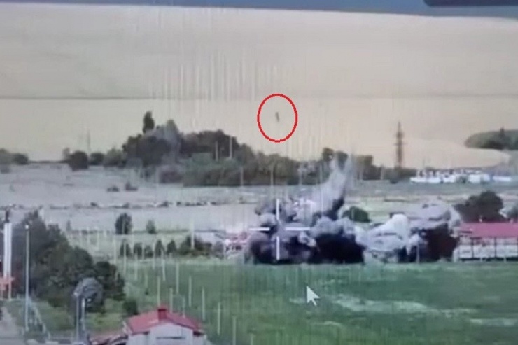 Quả bom thứ hai (khoanh đỏ) quân Ukraine nã vào sở chỉ huy Nga ở làng Nekhotiyivka. Ảnh: Không quân Ukraine/ Mil.in.ua