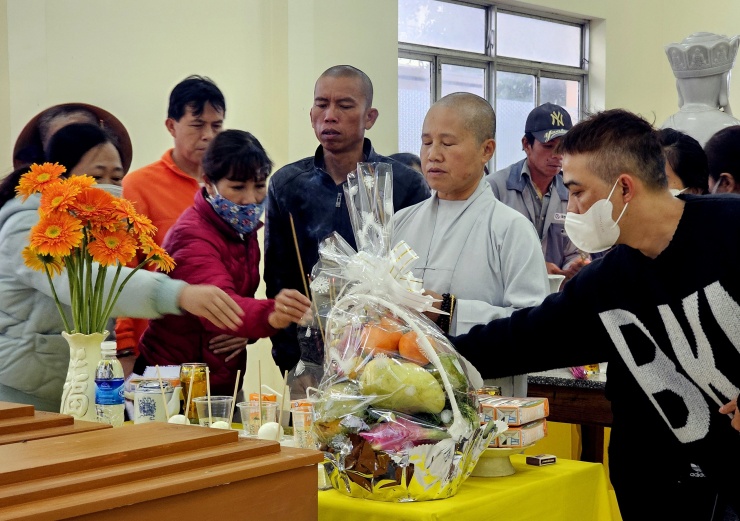 Hùng Thiện Cảm Động Dân Đà Lạt Tiễn Đưa 3 Bé Tử Vong Trong Vụ Cháy Nhà Cùng Ngày Cha Mất Con