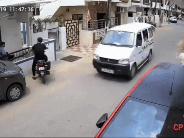 Media - Clip: Khoảnh khắc hai học sinh bất ngờ rơi khỏi xe đưa đón