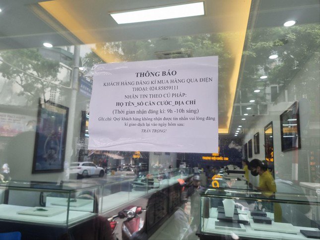 Cửa hàng vàng của Cty SJC dán thông báo hình thức bán vàng trực tuyến thay vì người dân xếp hàng mua vàng như trước. Ảnh: Ngọc Mai.