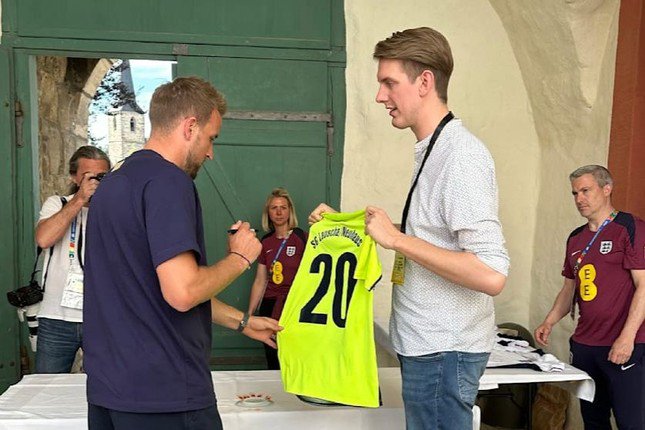 Harry Kane ký lên áo đấu của SG Lauscha/Neuhaus sau đề nghị hài hước của phóng viên địa phương.