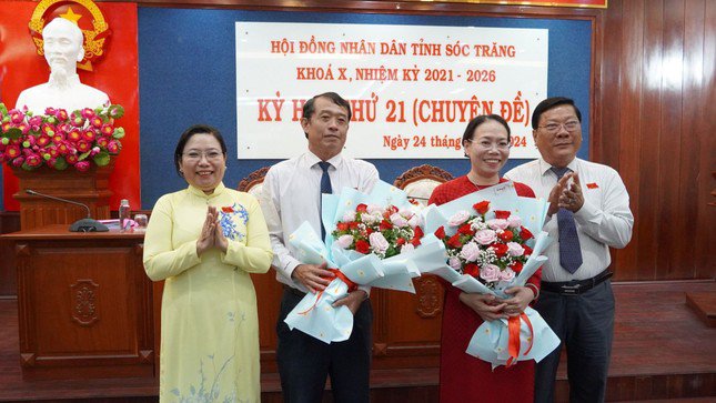Lãnh đạo Tỉnh uỷ, HĐND tỉnh Sóc Trăng tặng hoa chúc mừng ông Nguyễn Văn Khởi và bà Huỳnh Thị Diễm Ngọc.