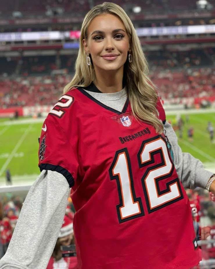 Rajek trong một chiếc áo đấu bóng bầu dục, cô là fan của danh thủ Tom Brady