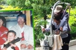 Bạn trẻ - Cuộc sống - Mẹ già còng lưng cõng con trai 34 tuổi, lý do khiến nhiều người rơi nước mắt