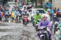 Tin tức trong ngày - Người Hà Nội chật vật đi làm trong cơn mưa nặng hạt