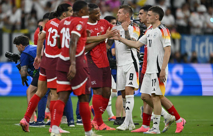 Thụy Sĩ dắt tay Đức vào vòng 1/8 EURO 2024