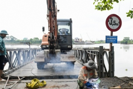 Cầu phao Ninh Cường tại Nam Định đột ngột gãy dầm, nhiều phương tiện giao thông đành quay đầu