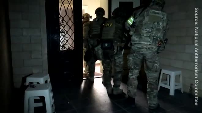 Các thành viên lực lượng chống khủng bố Nga di chuyển theo đội hình vào bên trong nhà thờ Chính thống giáo ở Dagestan.