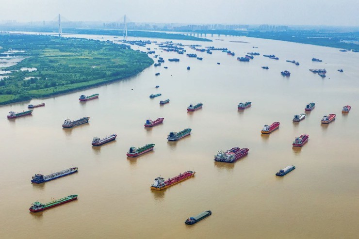 Tàu thuyền di chuyển trên sông Dương Tử ở đoạn chảy qua thành phố Vũ Hán. Ảnh: Tân Hoa Xã.