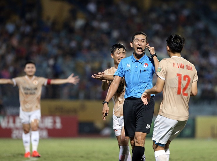 Cầu thủ Công an Hà Nội phản ứng trọng tài Trần Ngọc Nhớ ở trận gặp Hải Phòng.