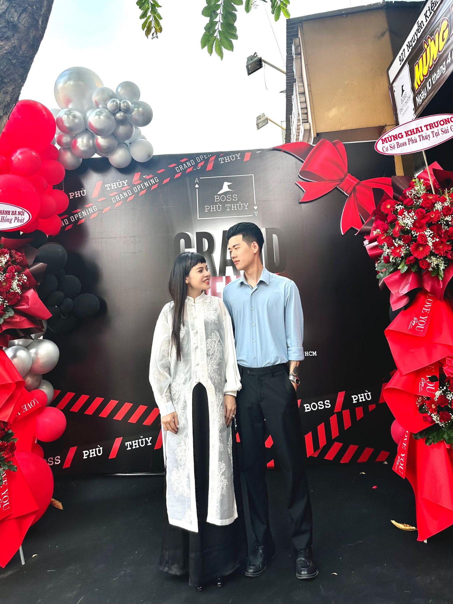 Hà Thu Thủy sánh đôi cùng chồng tại sự kiện khai trương Boss Phù Thủy
